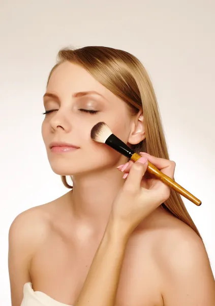 Kobieta stosująca makijaż. — Zdjęcie stockowe