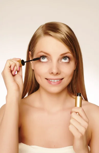 Mujer bonita aplicando maquillaje . — Foto de Stock