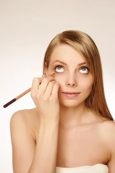 Maquillaje artista aplicar rímel — Foto de Stock