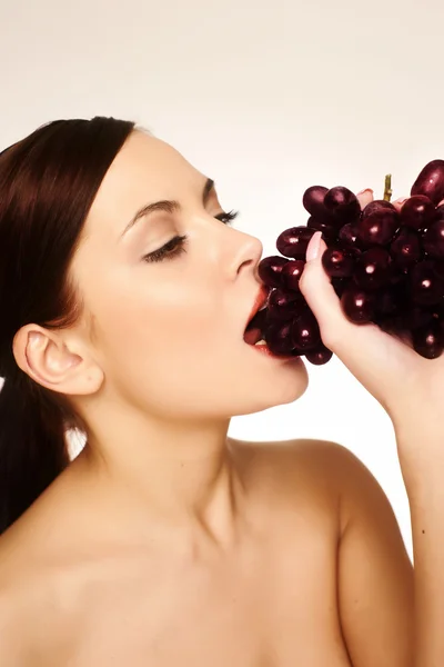 Piękna młoda kobieta z winogron — Zdjęcie stockowe