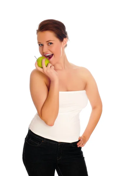 Ung kvinna äta äpple och leende — Stockfoto