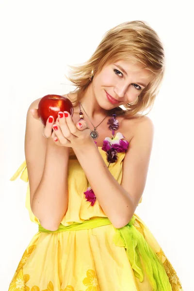 Улыбающаяся женщина с красным яблоком. — стоковое фото