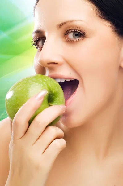 Jonge vrouw eet appel — Stockfoto