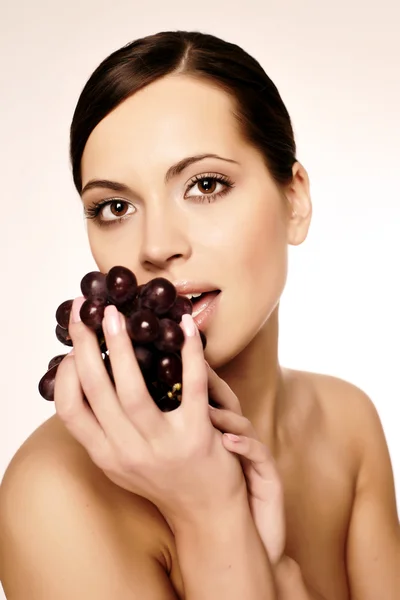 Mulher bonita com uva — Fotografia de Stock