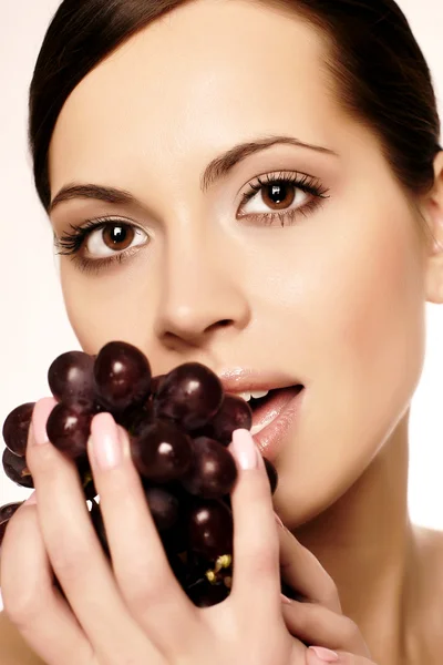 Hermosa joven con uva —  Fotos de Stock