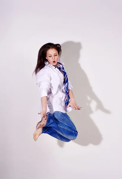 Krásná brunetka v taneční skok — Stock fotografie