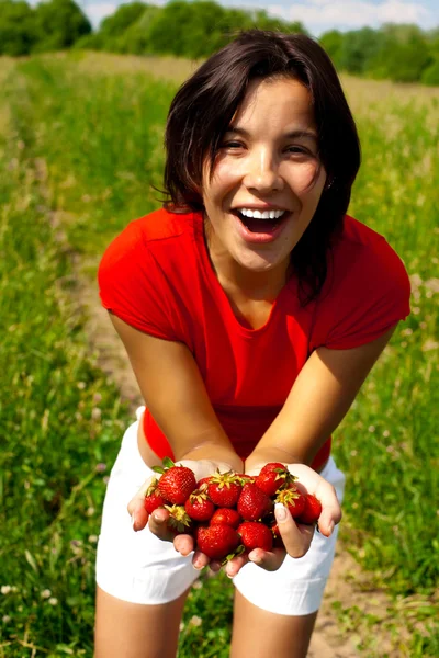 Junges schönes Mädchen mit Erdbeere — Stockfoto
