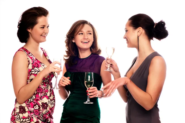 Три молоді жінки насолоджуються шампанським — стокове фото