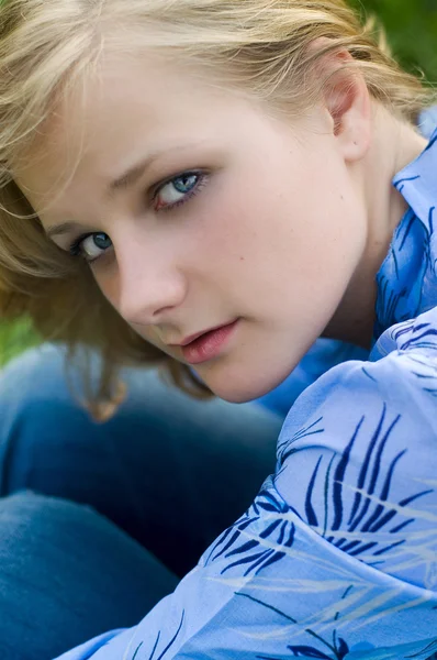 Güzel bir genç kadın sarı saçları ile — Stok fotoğraf