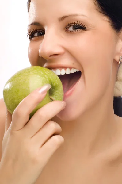 Młoda kobieta je jabłko. — Zdjęcie stockowe