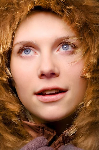 肖像画赤い毛皮を着て美しい少女 — ストック写真