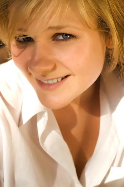 Σέξι όμορφο μαυρισμένο ξανθιά κοπέλα — Φωτογραφία Αρχείου