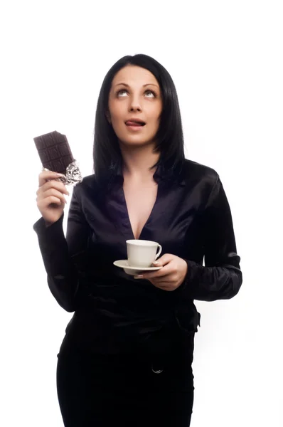 女性はコーヒーとチョコレートを楽しむ — ストック写真