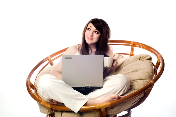 Dizüstü bilgisayar kullanan genç bir kadın portre — Stok fotoğraf