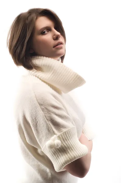Красивая молодая девушка в свитере — стоковое фото