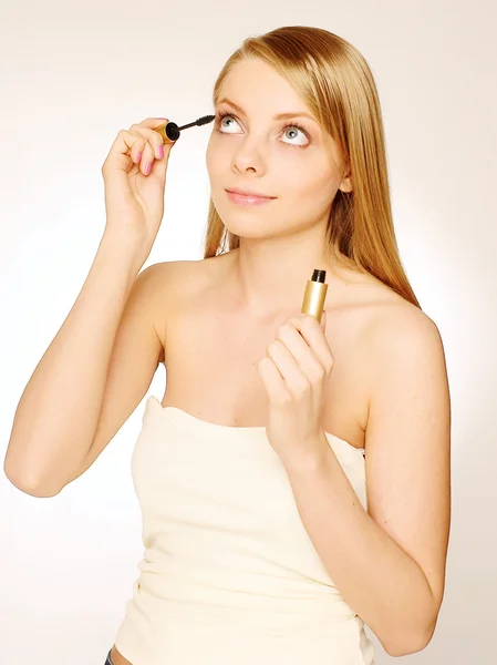Bella donna applicando make up . — Foto Stock