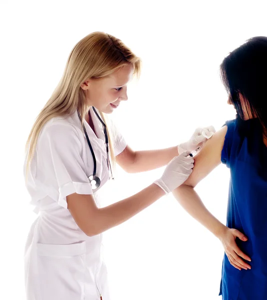 Sjuksköterska gör skott i armen — Stockfoto