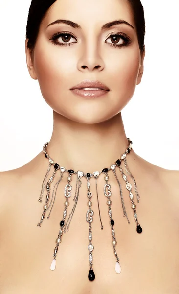 Junge Frau mit Halskette — Stockfoto
