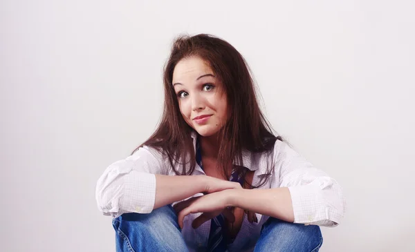 A young beautiful girl is sitting — Stockfoto
