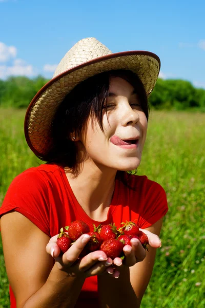 Νεαρή όμορφη κοπέλα με φράουλα — Φωτογραφία Αρχείου