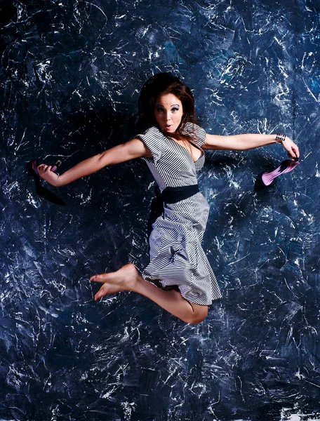 Красивая молодая женщина в прыжке — стоковое фото