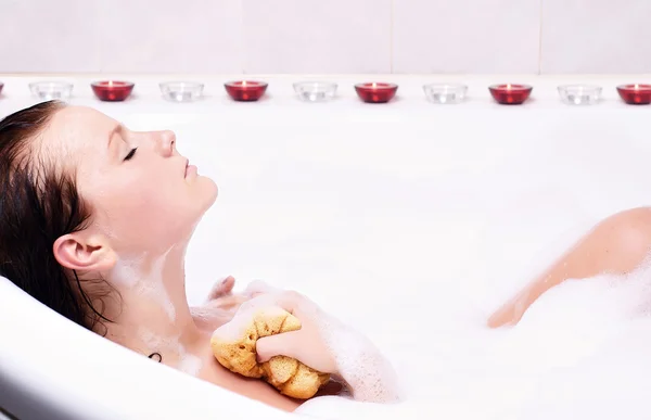 若い女性は風呂の泡を楽しんでいます — ストック写真