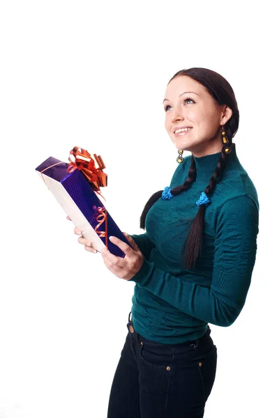 Femme heureuse avec un cadeau — Photo