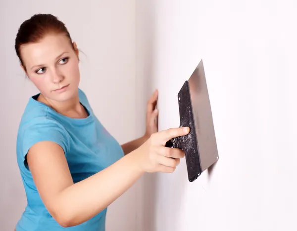 Vrouwelijke maken reparaties in het appartement — Stockfoto