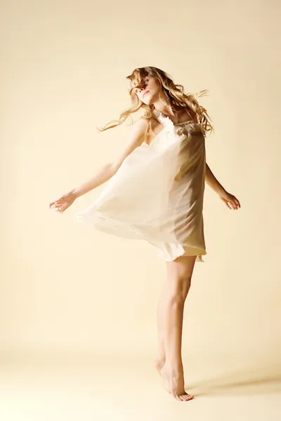 Atractiva joven bailando — Foto de Stock
