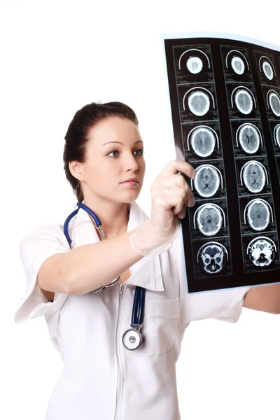 Mujer doctora con rayos X de cerebro — Foto de Stock
