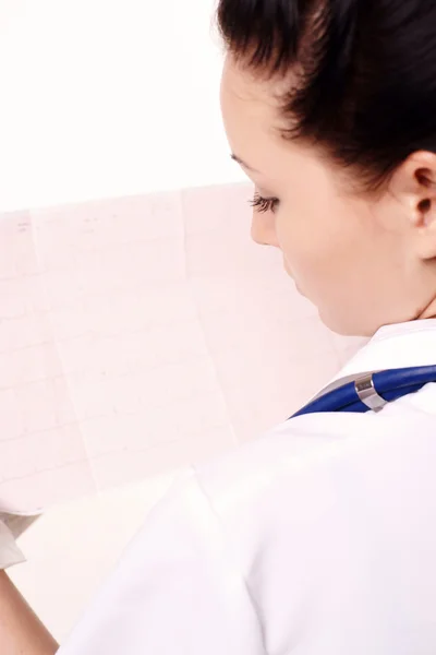 Медсестра проверяет кардиограмму — стоковое фото