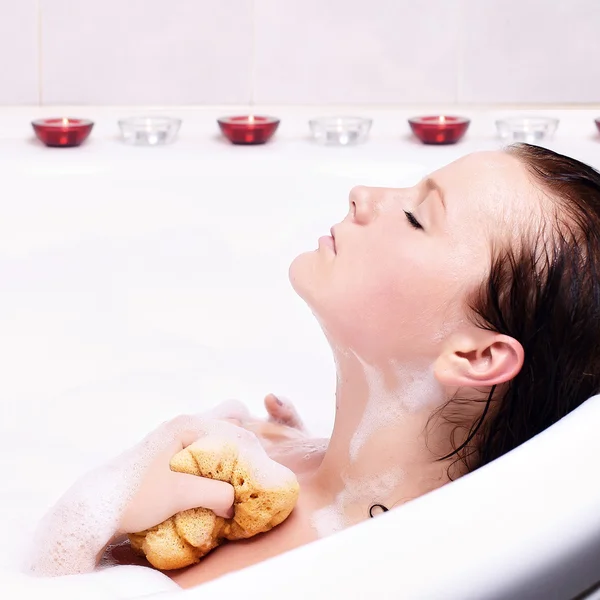Fiatal nő élvezi a fürdő-hab — Stock Fotó