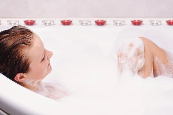 여 자가 즐기는 목욕 거품 — 스톡 사진