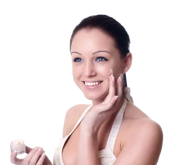 顔にクリームを適用する若い女性 — ストック写真