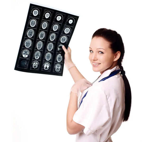 Mujer doctora con rayos X de cerebro — Foto de Stock