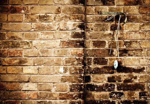 Grunge vägg textur med hängande kabel — Stockfoto