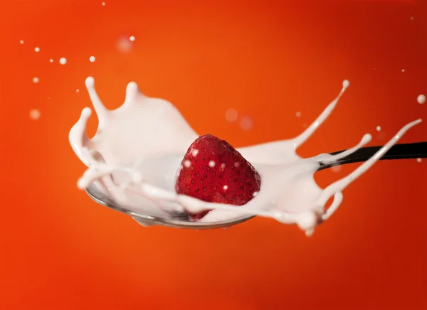 Tiefkühl-Erdbeere spritzt in Joghurt — Stockfoto