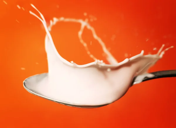 Joghurt spritzt in den Löffel — Stockfoto
