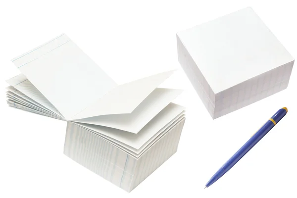 Cubes de papier et le stylo — Photo