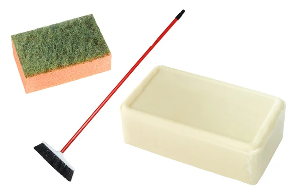 Σαπούνι, σφουγγαρίστρα και βούρτσα κάτω από το πίσω λευκό — Φωτογραφία Αρχείου