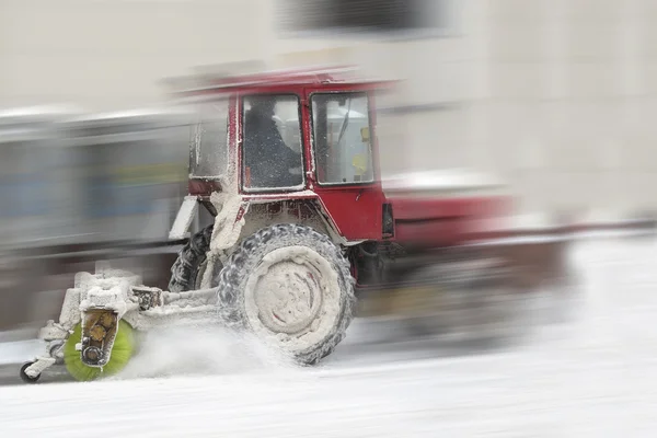 Tractor shoveling the snow — Stock Photo, Image