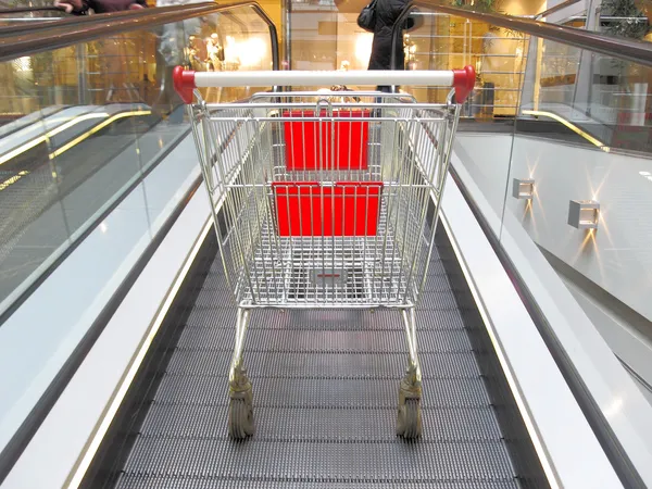 Asansör üzerinde alışveriş arabası — Stok fotoğraf