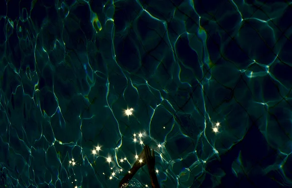 ソルと水で手を美しい女性 — ストック写真