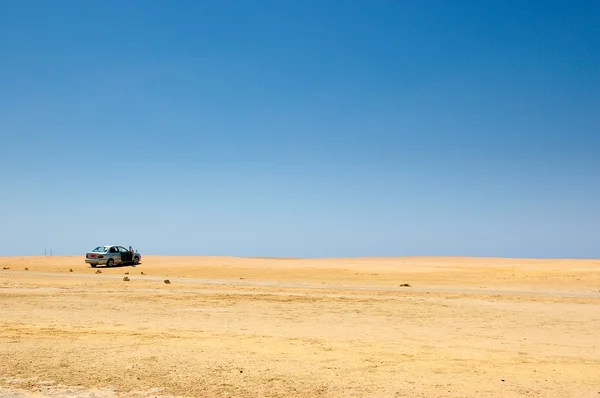 Автомобиль в пустыне — стоковое фото