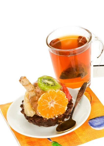 Tårta med frukt och en kopp te Stockbild