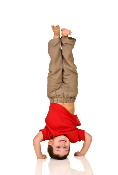 Enfant debout sur une tête Photo De Stock