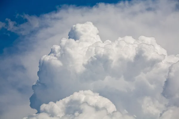 Пухнастими хмарами — стокове фото