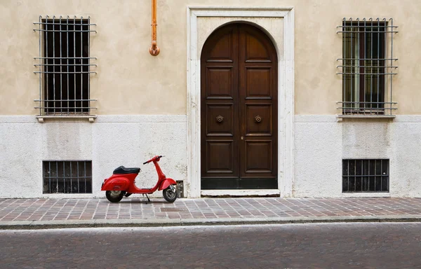 Червоний скутер — стокове фото