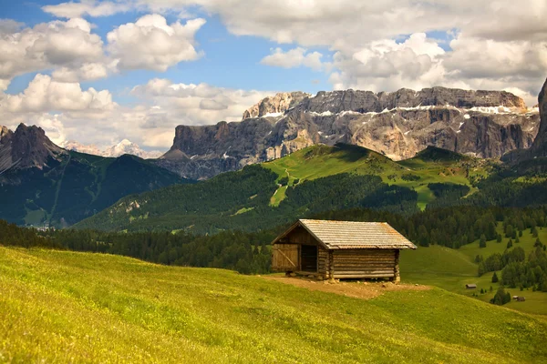 Stabile su uno sfondo montagne alpine Fotografia Stock