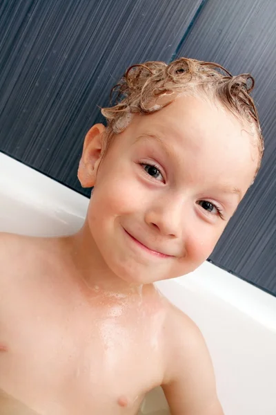 Мальчик в ванне — стоковое фото